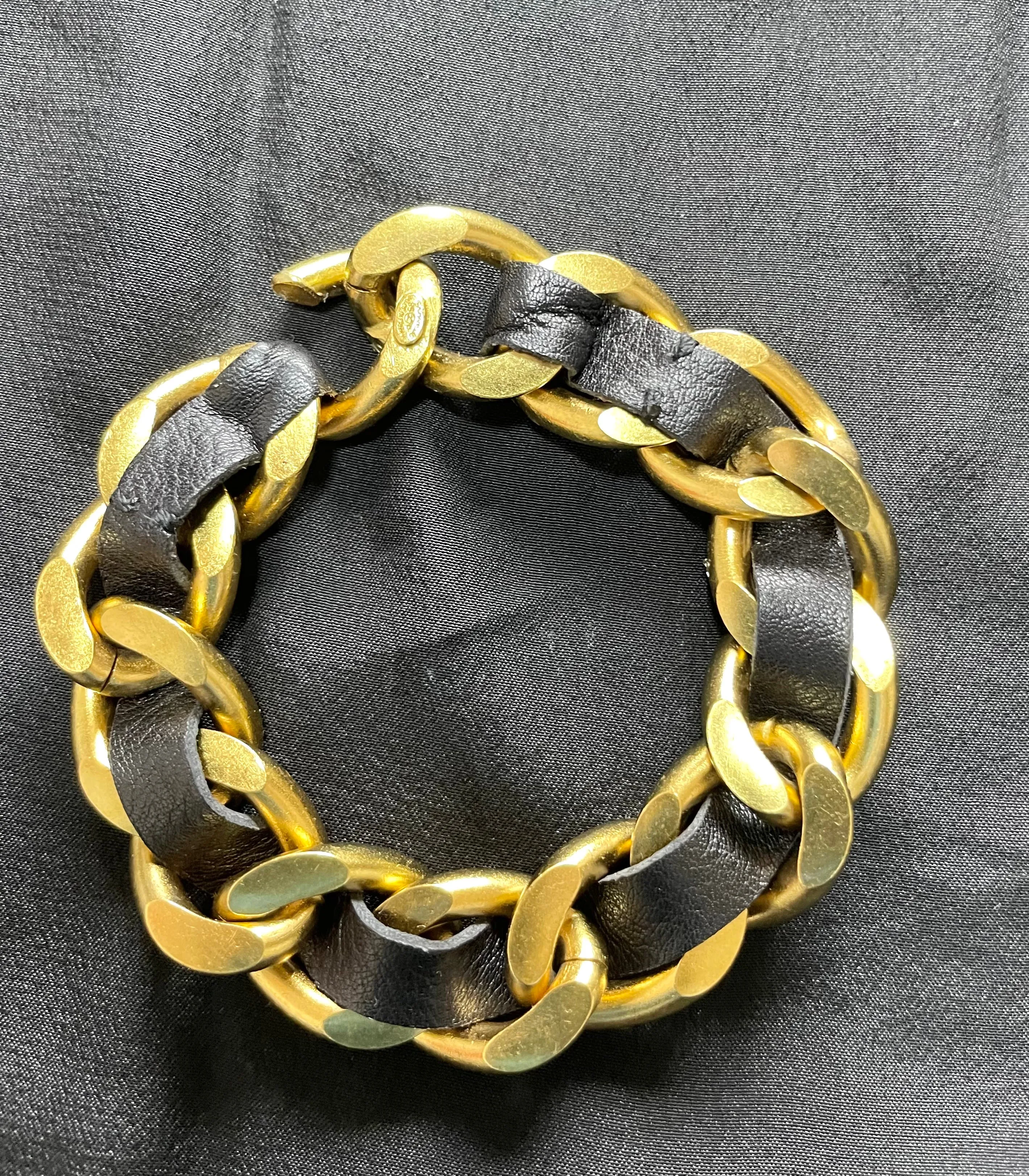 MINT. Vintage Chanel golden chain and black bracelet with CC motifs. Must have 90s classic jewelry from Chanel. 0411272